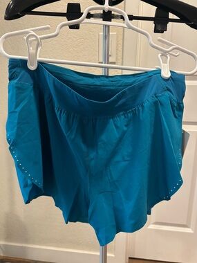 Fast and Free High Rise split short 3” NWT